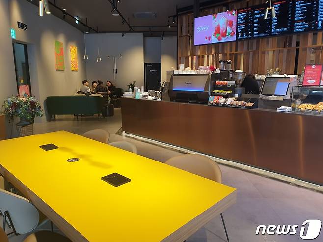 정부의 방역수치 완화로 카페의 매장 내 취식이 가능해진 18일 춘천의 한 커피전문점 모습.©뉴스1 이종재기자