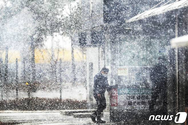 서울동부구치소에서 신종 코로나바이러스 감염증(코로나19) 확진자가 1명 더 늘었다. 법무부는 직원 460여명과 수용자 500여명을 대상으로 10차 전수조사를 한 결과 수용자 1명이 추가 확진됐다고 18일 밝혔다. 이날 오전 8시 기준 전국 교정시설 코로나19 확진 인원은 총 1257명이다. 18일 서울 송파구 동부구치소에서 방역 관계자가 폭설을 뚫고 내부를 오가고 있다. 2021.1.18/뉴스1 © News1 민경석 기자