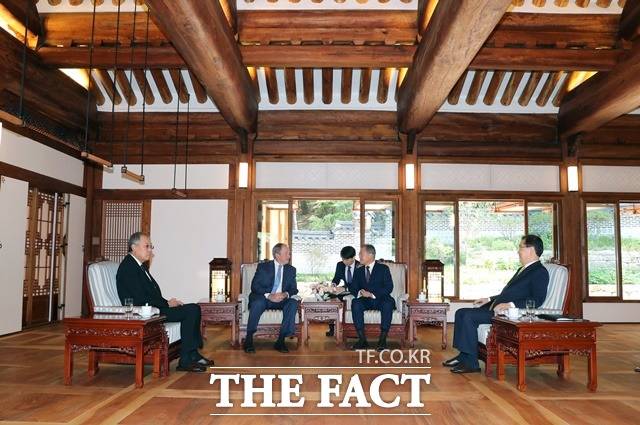 지난 2019년 5월 23일 문재인 대통령이 청와대 상춘재에서 고 노무현 전 대통령 10주기 추도식에 참석하기 위해 한국을 방문한 조지 부시 전 미국 대통령 접견에 미국 측 대표로 참석한 류진(왼쪽) 회장. 류진 풍산그룹 회장, 부시 전 대통령, 문재인 대통령, 정의용 안보실장.(왼쪽부터) /뉴시스