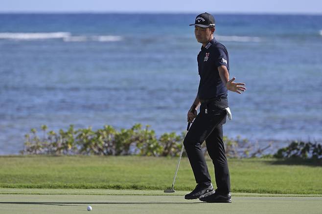 <YONHAP PHOTO-1710> Kevin Na reacts to his putt on the 17th green during the third round at the Sony Open golf tournament Saturday, Jan. 16, 2021, in Honolulu. (AP Photo/Marco Garcia)/2021-01-17 12:27:07/ <저작권자 ⓒ 1980-2021 ㈜연합뉴스. 무단 전재 재배포 금지.>
