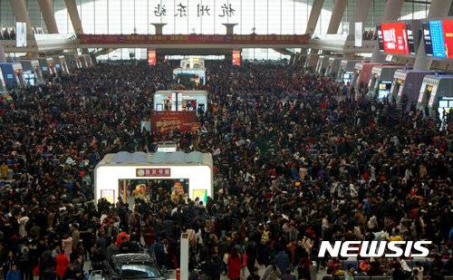 지난 2017년 중국 절강성 항저우(杭州) 고속철 역인 항주동역(杭州東站) 대합실에서 고속열차를 타려는 귀성객들로 인산인해다.