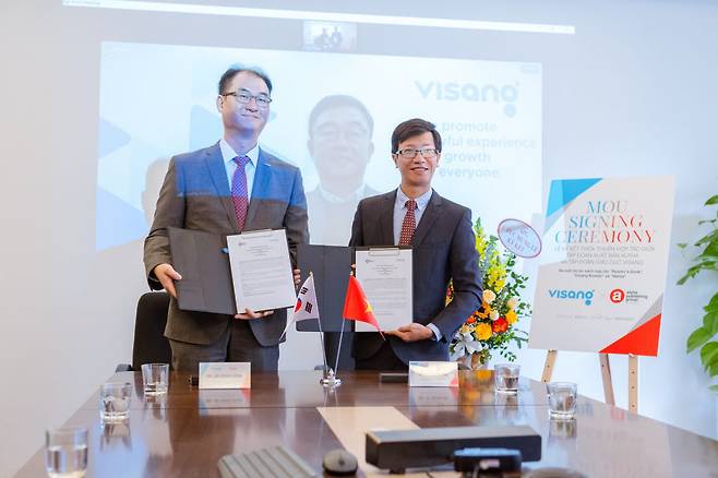 지난 15일 비상교육과 베트남 출판기업 알파북스가 교육 출판물 개발 협력을 위한 MOU를 체결했다. 이영근 비상교육 베트남 법인장(왼쪽)과 노중일 비상교육 GEO 컴퍼니 대표(가운데 영상 화면), 부 쫑 다이 알파북스 최고 운영책임자(오른쪽)가 MOU를 마치고 기념사진을 촬영하고 있다.