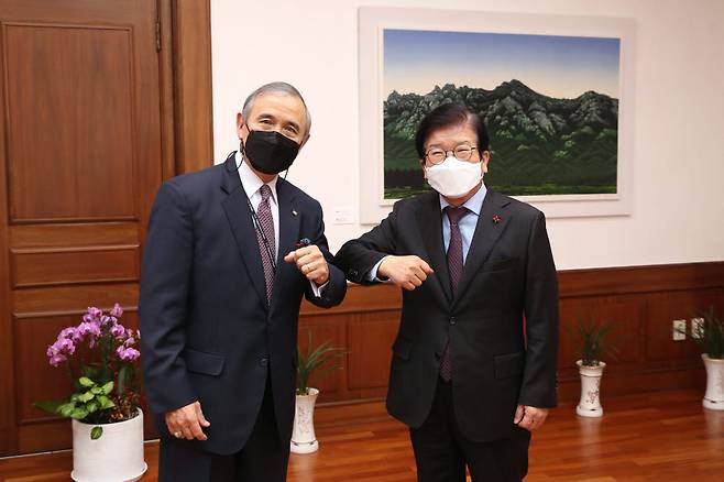 박병석 국회의장은 18일 의장집무실에서 해리 해리스 주한미국대사의 이임 예방을 받았다.