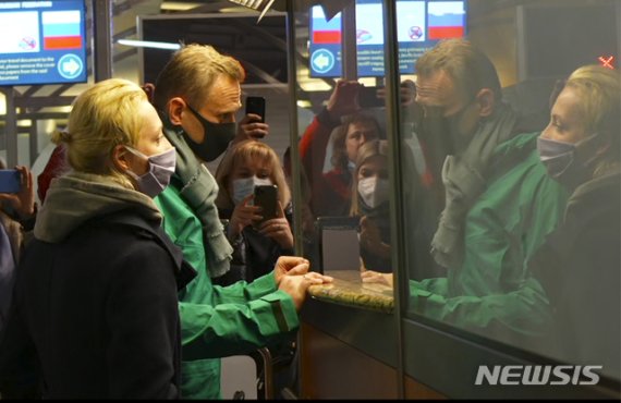 [모스크바=AP/뉴시스] 블라디미르 푸틴 러시아 대통령의 정적인 야권 지도자 알렉세이 나발니와 그의 아내가 17일(현지시간) 러시아 셰레메티예보 공항에서 입국심사를 받고 있다. 나발니는 이날 독일 베를린에서 떠나 러시아에 도착했다. 러시아 당국은 그가 공항에 도착하자마자 바로 체포했다. 2021.01.18 <저작권자ⓒ 공감언론 뉴시스통신사. 무단전재-재배포 금지.> /사진=뉴시스화상