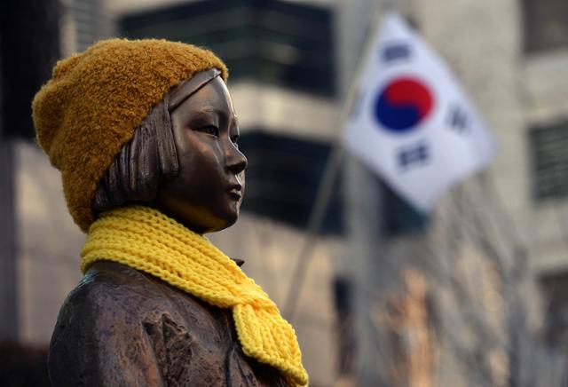 서울 종로구 중학동 주한 일본대사관 앞에 설치된 일본군 위안부 소녀상의 모습. 배우한기자