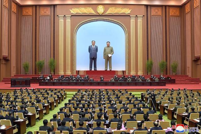 17일 북한 평양 만수대의사당에서 최고인민회의 제14기 제4차 회의가 열렸다고 조선중앙통신이 18일 보도했다. 평양=AP 뉴시스