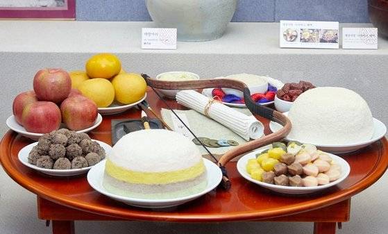 아이의 탄생 1주년을 축하하는 돌상에는 떡과 함께 책·붓·먹·벼루·활·도장·쌀 등이 올라간다.