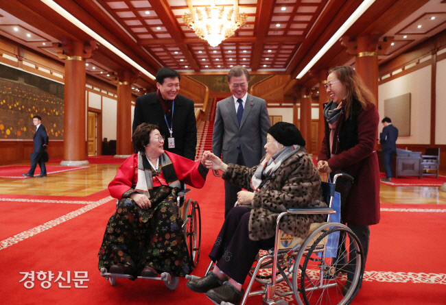 문재인 대통령이 2018년 1월4일 청와대로 초청된 위안부 할머니들과 담소를 나누고 있다. 서성일 기자