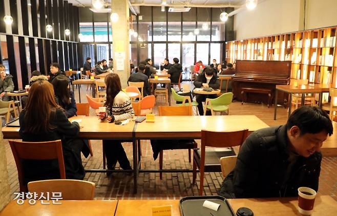 거리두기 조치가 완화돼 커피판매점과 찻집에서도 업장 내 취식이 가능해진 18일 서울의 한 찻집에서 시민들이 음료를 마시고 있다. /김영민 기자