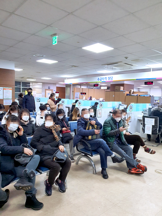 People wait to file their applications for unemployment benefits at a job center in Seoul on Jan. 14. BY KIM KI-CHAN