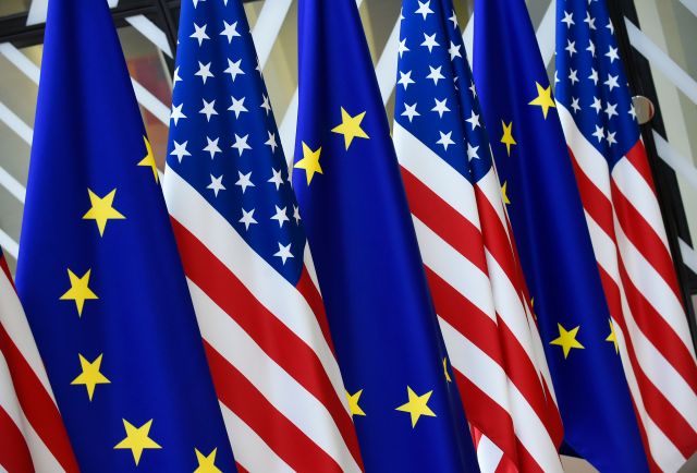 미국과 유럽연합(EU)의 국기가 번갈아 게양돼있다. AFP연합뉴스