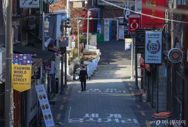 오는 24일 자정부터 수도권의 사회적 거리두기가 2단계로 격상되는 가운데 23일 서울 용산구 이태원 거리가 한산한 모습을 보이고 있다./사진=이기범 기자 leekb@