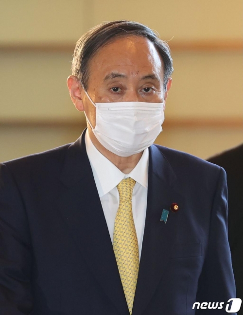 스가 요시히데 일본 총리가 13일(현지시간) 마스크를 쓰고 도쿄 총리관저에 도착을 하고 있다. /사진=뉴스1