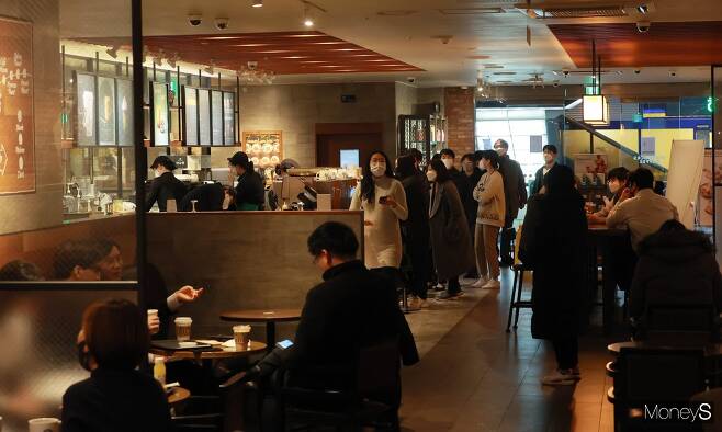 카페 매장 내 취식이 허용된 첫날인 18일 서울의 한 커피전문점 매장이 붐비는 모습. /사진=장동규 기자