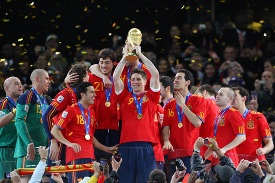 페르난도 토레스가 스페인 대표팀 시절이던 지난 2010년 남아공 월드컵 결승전에서 네덜란드를 꺾고 우승을 차지한 뒤 트로피를 들어보이며 기뻐하고 있다. /사진=로이터