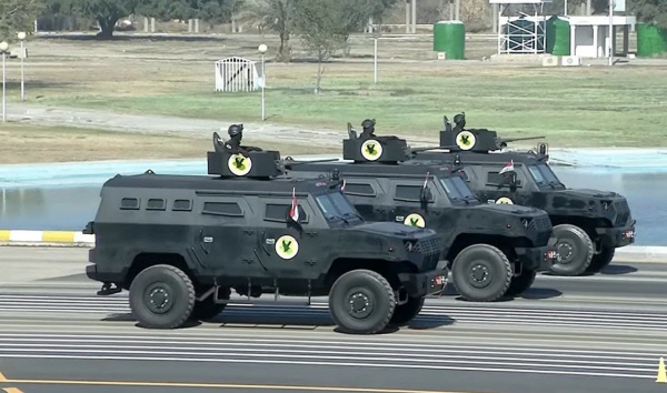 지난 6일 이라크 군사페이드에 등장한 대지 P&I 특수장갑차. 이 회사 제품인 APC-탐보라를 업그레이드한 ‘DAPC-2 장갑차’ 선도차량 행렬이 선보였다. 출처: Militaryleak.com