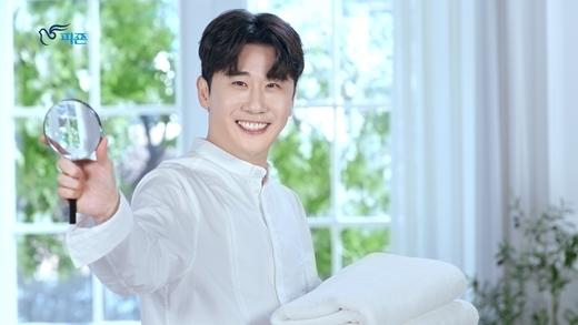 TV AD, which will be released on the 18th, was produced in two versions: high concentration Pidgeotto and aseptic period.The new AD shows Young Tak, who turned into a self-help manleb housekeeper, doing housework pushed by Pidgeotto products.Young Tak called the Logo transfer, which transformed the signature Logo transfer Laundry Piegeotto at the end of the AD, and added familiarity and fun.This AD focused on emphasizing the functionality, ingredient safety and practicality of the products high concentration Pidgeotto and aseptic-free by highlighting Young Taks long-standing career in the country, said a Pidgeotto official. We are also preparing various marketing activities with Young Tak this year, starting with TV AD, so I would like to ask for your attention.