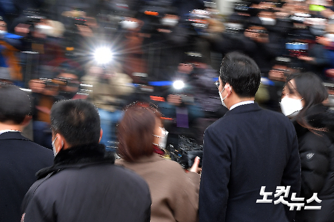 '국정농단' 뇌물공여 혐의를 받는 이재용 삼성전자 부회장이 18일 서울고등법원에서 열린 파기환송심 선고 공판에 출석하고 있다. 박종민 기자