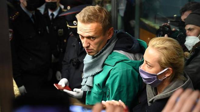 러시아 공항에 도착한 나발니 부부 모습. 사진=타임스 제공