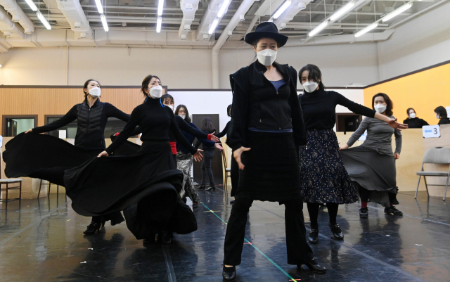 뮤지컬 '베르나르다 알바'의 배우들이 지난 11일 서울 중구 정동의 연습실에서 단체 안무를 연습하고 있다./사진=성형주기자