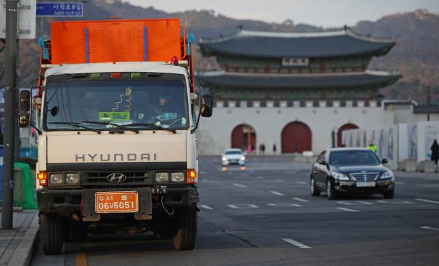 수도권 등에 대설 예비 특보가 발표된 지난 17일 오후 서울 세종로에 제설차가 대기하고 있다./연합뉴스