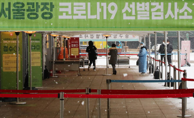 18일 오전 서울광장에 마련된 코로나19 임시 선별검사소를 찾은 시민들이 검체 채취를 기다리고 있다. 연합뉴스
