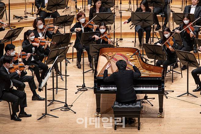 피아니스트 김선욱이 지난 12일 롯데콘서트홀에서 KBS 교향악단과 함께 무대에 올라 지휘와 협연을 동시에 선보이며 지휘자로 공식 데뷔했다(사진=빈체로).