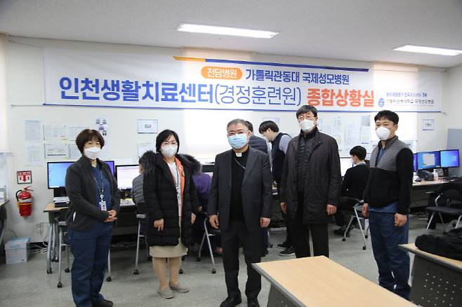 인천생활치료센터에 파견된 국제성모병원 의료진, (가운데)병원장 김현수 신부.
