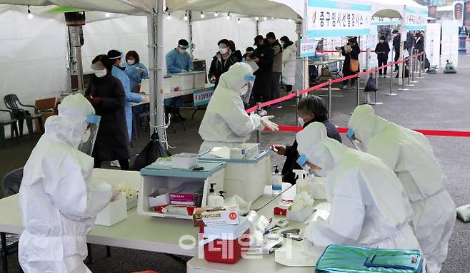 지난달 29일 오전 서울역 임시선별진료소를 찾은 시민들이 검사를 받고 있다. (사진=이데일리  DB)