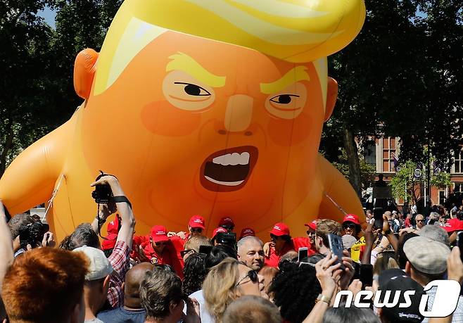영국 의회 광장에서 시민들이 트럼프 대통령을 조롱하는 '아기 트럼프' 풍선을 띄우며 트럼프 대통령의 방문을 항의하고 있다. © AFP=뉴스1 © News1 박형기 기자