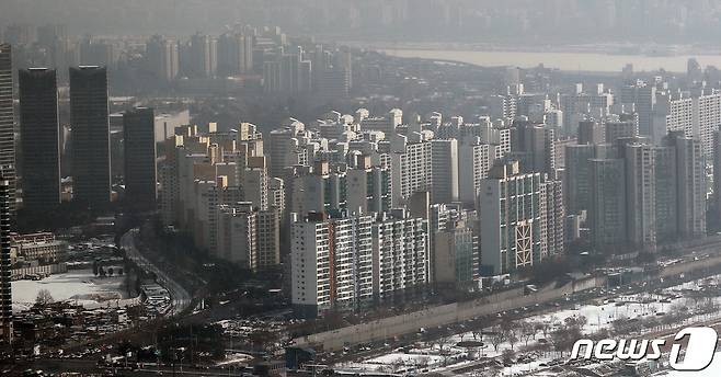 서울 여의도 63빌딩에서 바라본 용산구 아파트단지. 2021.1.13/뉴스1 © News1 박세연 기자