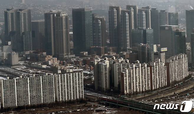 서울 여의도 63빌딩에서 바라본 용산구 아파트단지. 2021.1.13/뉴스1 © News1 박세연 기자