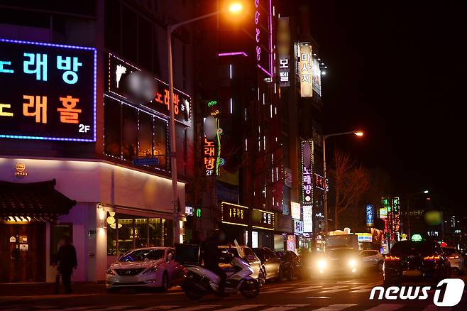 18일 오후 광주광역시 광산구 월계동 일대 유흥업소 간판 조명이 켜져 있다. 한국유흥음식업중앙회 광주시지부는 지난5일부터 정부의 '집합금지' 방역 수칙에 반발, 간판점등 시위를 진행 중이다.2021.1.19/뉴스1 © News1 정다움 기자