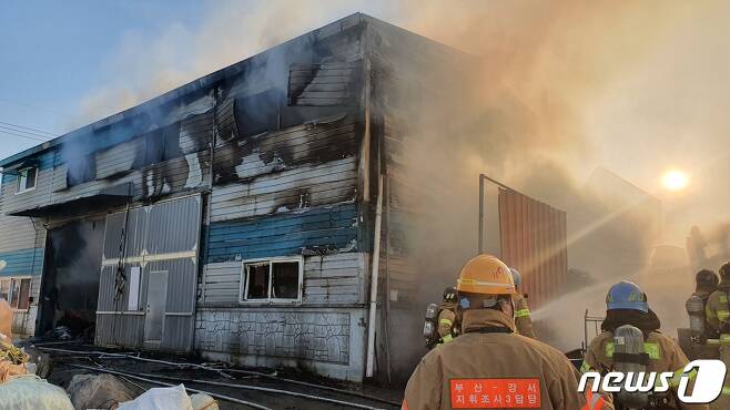 화재 현장.(부산소방재난본부 제공)© 뉴스1
