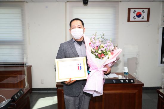문신우 경남 양산 시의원이 지방의정봉사상을 받았다.(사진=양산시)