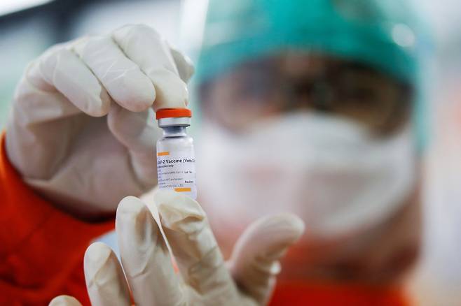 인도네시아 수도 자카르타의 한 의료시설에서 14일(현지시간) 의료진이 중국 시노백사의 신종 코로나바이러스 감염증(코로나19) 백신을 들어 보이고 있다./로이터 연합뉴스