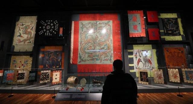 조선시대에는 군사 신호체계로 사각신호인 형(形), 청각신호인 명(名)을 이용했다. 사각신호로는 각종 무늬가 그려진 깃발을, 청각신호로는 악기와 화약무기를 이용했다.맨 위 왼쪽부터 황룡기(군영의 중앙을 나타내는 깃발), 좌독기(군의 총 대장을 상징하는 깃발), 교룡기(가운데, 왕을 상징하는 깃발), 청도기(군의 선두에서 부대를 인도하는 깃발), 영기(왕의 명령을 전달하는 깃발) 현무기(북쪽 군영을 나타내는 깃발) 등 각종 깃발이, 밑에 북, 징, 호준포 등이 전시되어 있다.