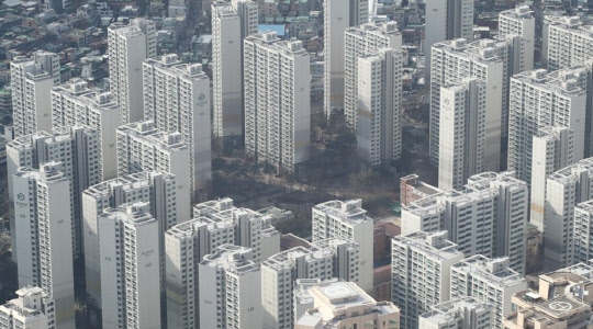 작년 전국 주택 거래량이 역대 최대치를 기록했다. 사진은 서울 시내 아파트 단지의 모습. <연합뉴스>