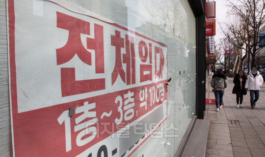코로나19 상황이 지속되면서 자영업자들의 폐업 신고가 잇따르고 있는 지난 17일 서울 종로구 한 거리의 폐업 매장에 임대 안내문이 붙어 있다. 박동욱기자 fufus@