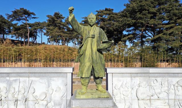 전북 정읍시가 19일 친일 조각가 작품으로 알려진 황토현전적지의 전봉준 장군 동상을 철거한 뒤 재건립하기로 했다. 정읍시 제공