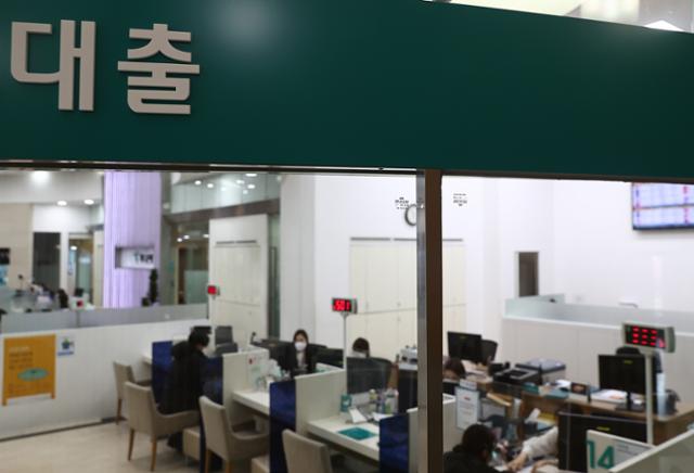 이달 5일 서울 시내 한 은행 대출창구를 찾은 고객들이 상담을 받고 있다. 연합뉴스