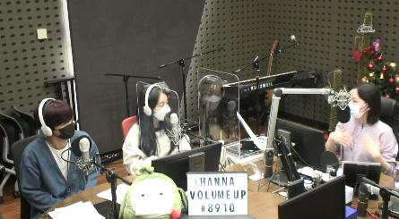 김요한 백아연 강한나(왼쪽부터 차례로)가 KBS 쿨FM '강한나의 볼륨을 높여요'에서 대화를 나눴다. 보이는 라디오 캡처