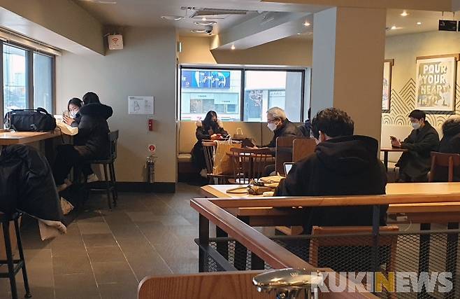 [쿠키뉴스] 박효상 기자 =지난 18일 서울 명동 한 카페에서 시민들이 매장 내 좌석에 앉아 음료를 마시고 있다. 