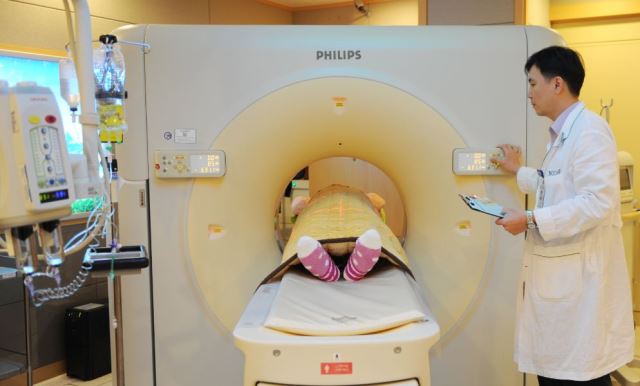 저선량 흉부CT검사 장면. 일반 CT보다 방사선량이 훨씬 적은 저선량 CT촬영으로 진행되는 폐암 검진은 1㎝미만의 미세한 폐 결절도 찾아낼 수 있다. 국립암센터 제공