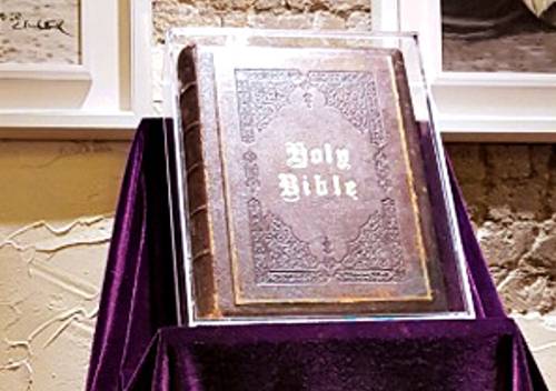 강릉수양관에 전시중인 500여년 된 성경책 ‘홀리 바이블’.