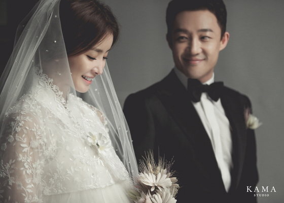 2017년 9월, 배우 이시영과 남편 조승현의 결혼 모습./사진=카마스튜디오
