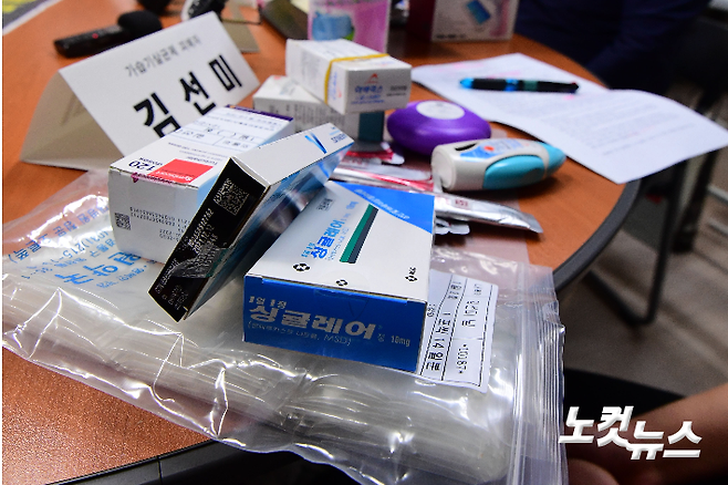 지난 14일 오전 서울 종로구 환경보건시민센터에서 가습기 살균제 피해자들이 피해 증언 기자회견을 갖고 있다. 책상 위에  약이 놓여있다. 황진환 기자