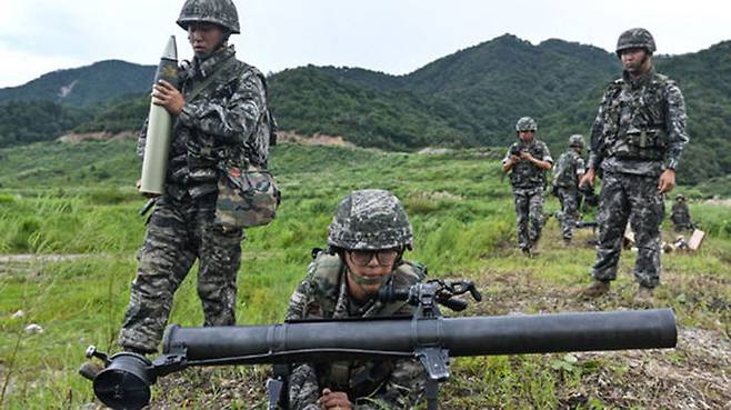 90mm 무반동총 실사격 훈련 중인 우리 해병들