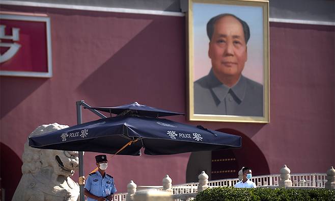 마오쩌둥 전 국가주석의 대형 초상화가 걸린 톈안먼을 중국 공안이 지키고 있다. 베이징=AP연합뉴스
