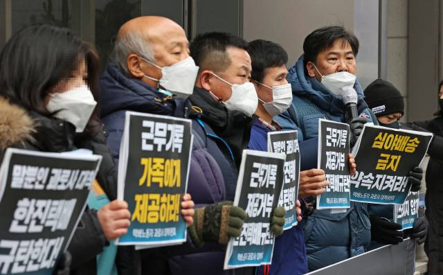18일 오후 서울 중구 한진택배 본사 앞에서 택배노동자과로사대책위원회 관계자 등이 한진택배 과로사 대책 규탄 기자회견을 하고 있다./연합뉴스
